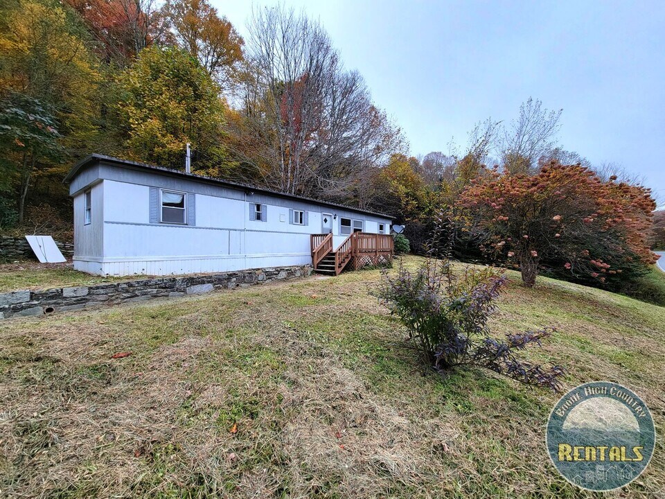 1387 Sugar Mountain 2 Rd in Newland, NC - Building Photo