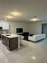 10376 NW 76th Ter in Doral, FL - Building Photo - Building Photo