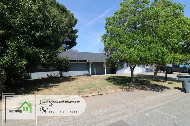 160 Woodcliff Dr in Redding, CA - Building Photo - Building Photo