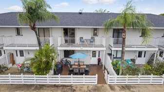 324 W Pine St in Lantana, FL - Building Photo