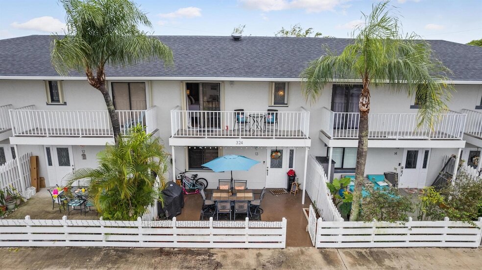 324 W Pine St in Lantana, FL - Building Photo