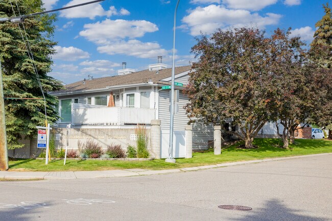 4 Bow Landng NW in Calgary, AB - Building Photo - Building Photo