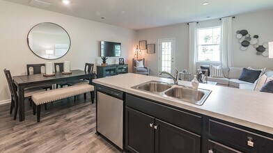 1161 Lova Ln in Allentown, PA - Foto de edificio - Building Photo