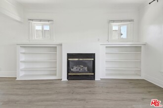 2022 Vineyard Ave in Los Angeles, CA - Building Photo - Building Photo