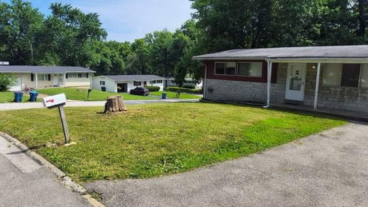 10216 Green Valley Dr in St. Louis, MO - Building Photo
