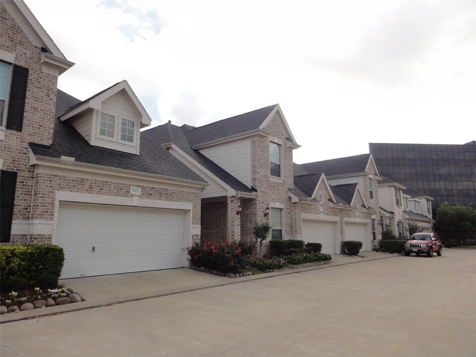 3211 Holly Crossing Dr in Houston, TX - Building Photo