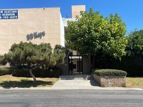 11139 Acama Street, in North Hollywood, CA - Foto de edificio - Building Photo