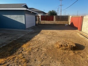 2009 Valencia Dr in Bakersfield, CA - Foto de edificio - Building Photo