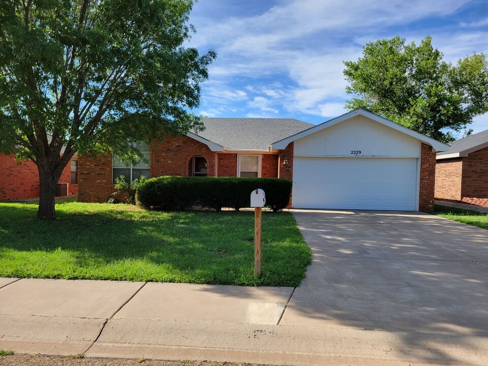 2229 Country Meadows Dr in Clovis, NM - Building Photo