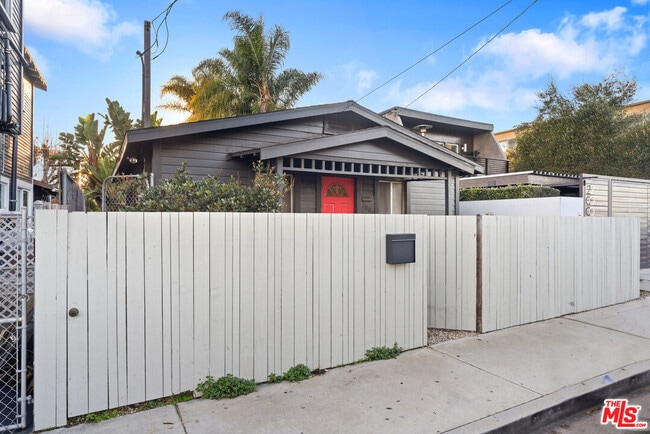 2009 Dell Ave in Los Angeles, CA - Building Photo - Building Photo