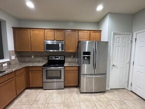 6881 Roundleaf Dr in Jacksonville, FL - Building Photo - Building Photo