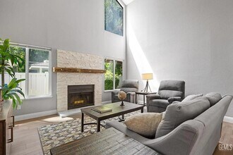 8000 Kroll Way in Bakersfield, CA - Foto de edificio - Building Photo