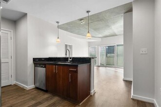 250 Pharr Rd NE in Atlanta, GA - Foto de edificio - Building Photo