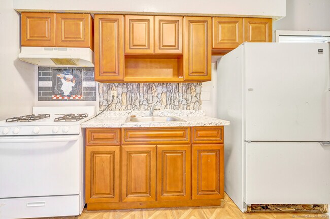 132 Locust St in Waterbury, CT - Building Photo - Building Photo