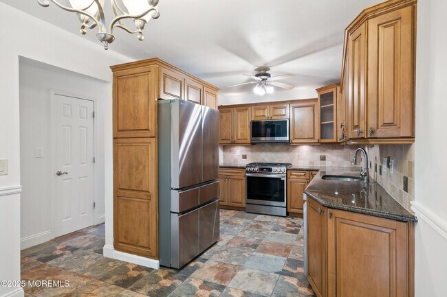 62 Woodmere Dr in Sayreville, NJ - Building Photo - Building Photo