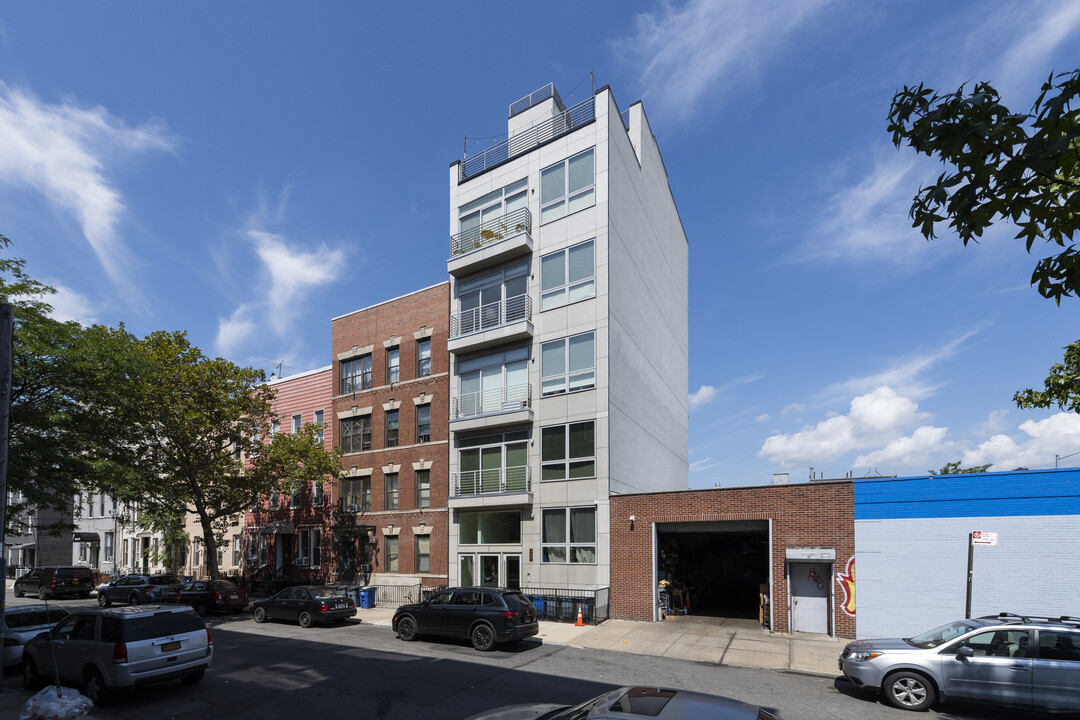 161 Dupont St in Brooklyn, NY - Building Photo