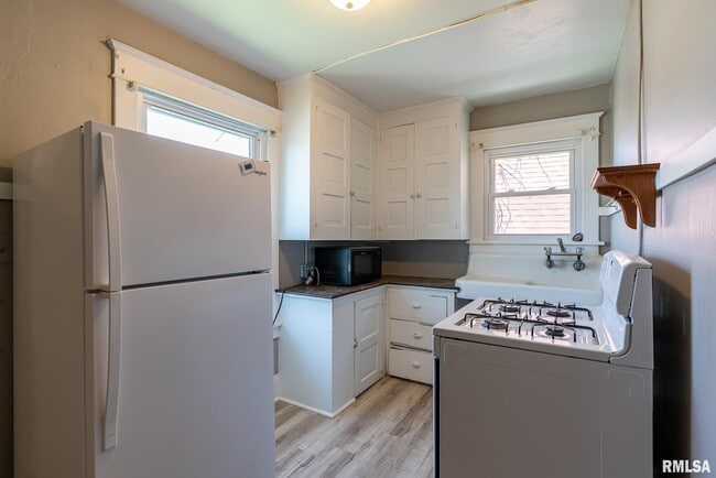 1527 8th Ave in Moline, IL - Building Photo - Building Photo
