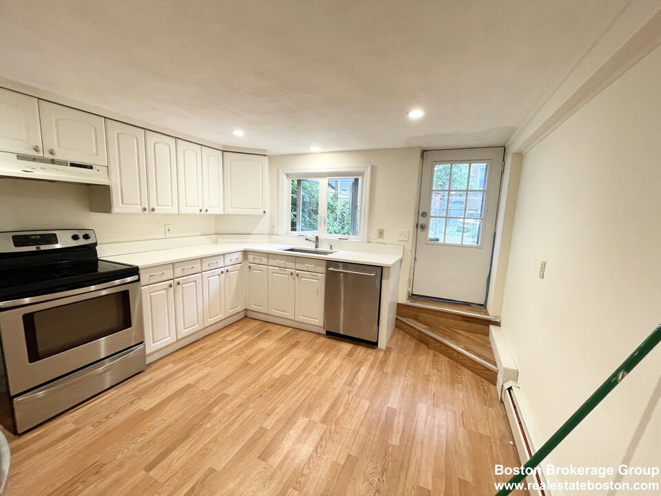 16 Greenwich St, Unit 1 in Boston, MA - Building Photo