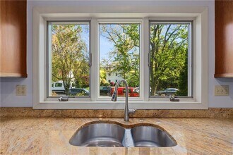 2 Walker Ct in Greenwich, CT - Building Photo - Building Photo
