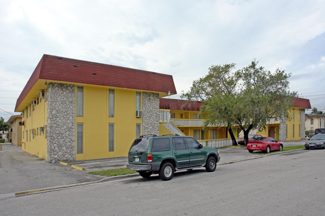 4390 NW 10th St in Miami, FL - Building Photo