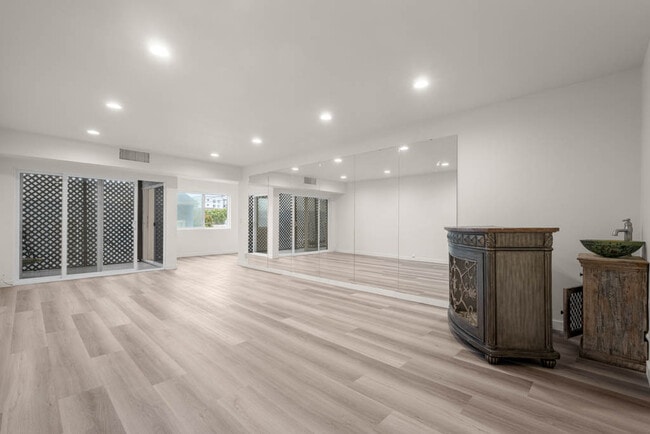 423 S Rexford Dr, Unit 202 in Beverly Hills, CA - Building Photo - Building Photo