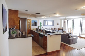 1717 N Bayshore Dr, Unit 3240 in Miami, FL - Foto de edificio - Building Photo