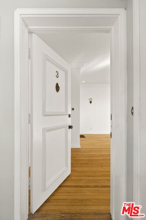 1326 Londonderry View Dr in Los Angeles, CA - Building Photo