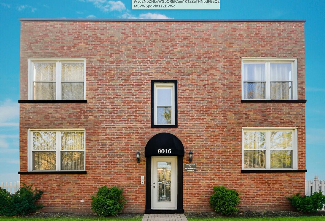 9016 La Crosse Ave in Skokie, IL - Foto de edificio