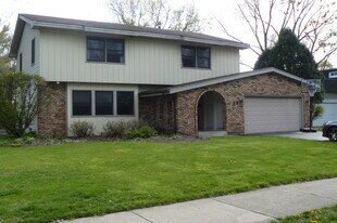 12 W Bailey Rd in Naperville, IL - Building Photo