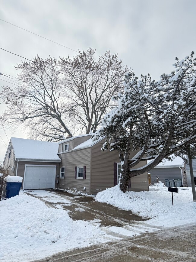 2525 W Abbott Ave in Milwaukee, WI - Building Photo - Building Photo