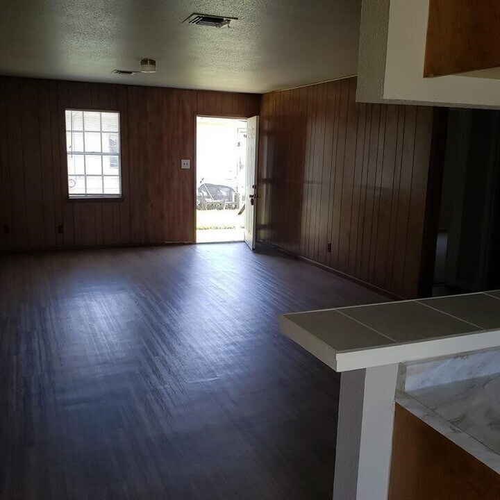 3200 Waller St in Waller, TX - Building Photo