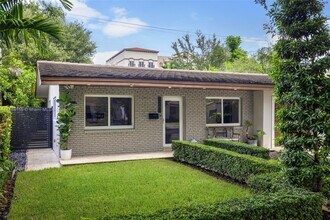 1261 San Miguel Ave in Coral Gables, FL - Foto de edificio - Building Photo