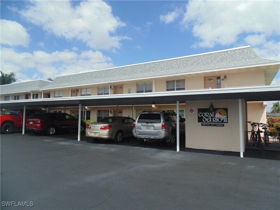 1807 SE 41st St in Cape Coral, FL - Foto de edificio
