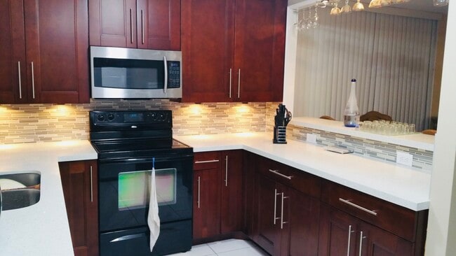 410 NW 214th St in Miami, FL - Building Photo - Building Photo