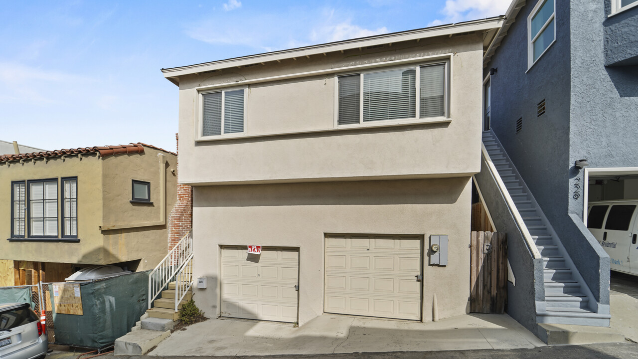 225 Marine Pl, Unit B in Manhattan Beach, CA - Building Photo