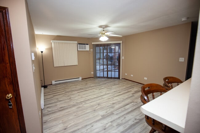 4314 W Shamrock Ln in McHenry, IL - Building Photo - Building Photo