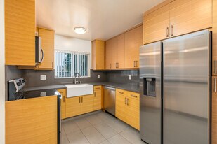 11924-11934 Riverside Dr in Valley Village, CA - Building Photo