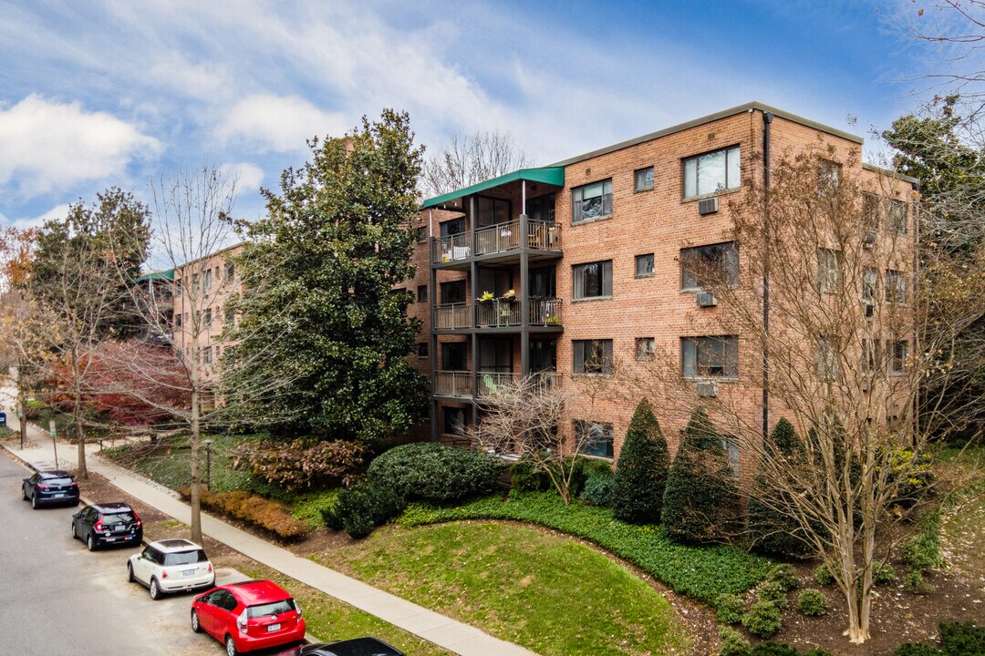 2325 42nd St NW in Washington, DC - Building Photo