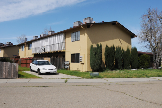 1390 E North St in Manteca, CA - Building Photo - Building Photo