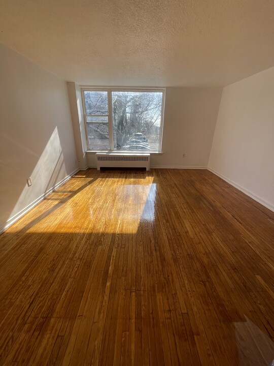 2407 Lake Shore Blvd W in Toronto, ON - Building Photo
