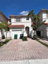10913 NW 43rd Ln in Doral, FL - Building Photo - Building Photo