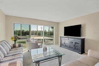 2100 Benjamin Franklin Dr in Sarasota, FL - Building Photo - Building Photo