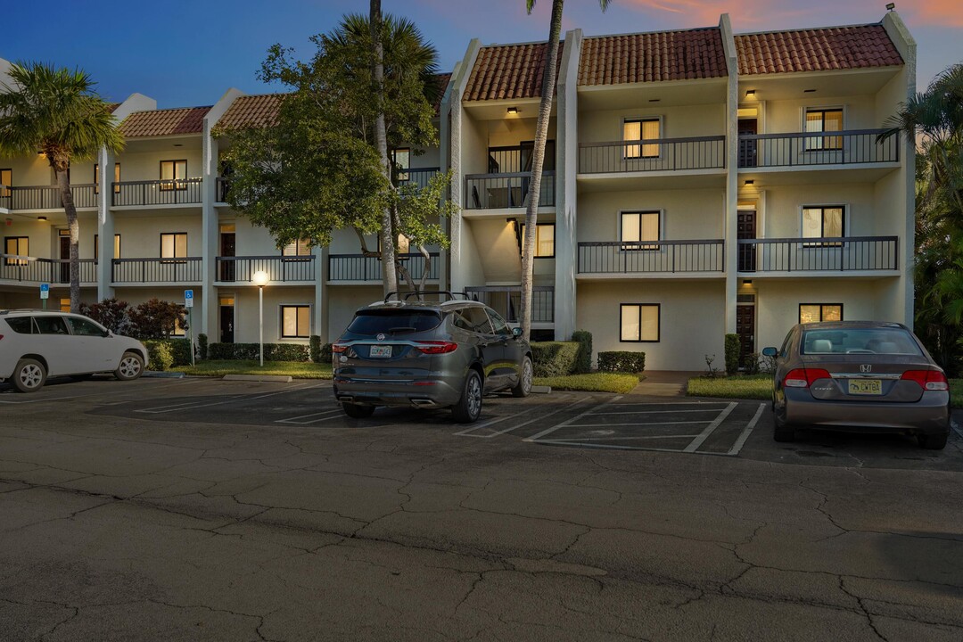 2550 Lulfs Rd in West Palm Beach, FL - Building Photo