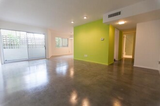 7767 Hollywood Blvd, Unit 106 in Los Angeles, CA - Building Photo - Building Photo