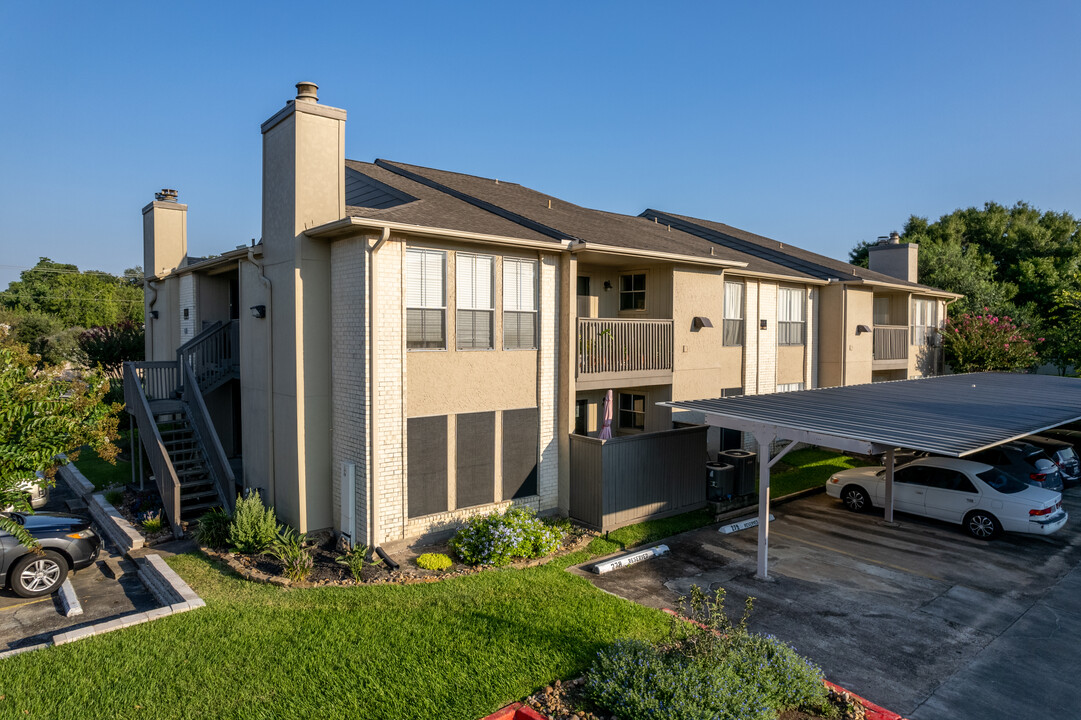 University Trace in Houston, TX - Building Photo