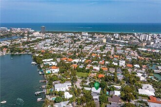 1320 N Biscayne Point Rd in Miami Beach, FL - Foto de edificio - Building Photo