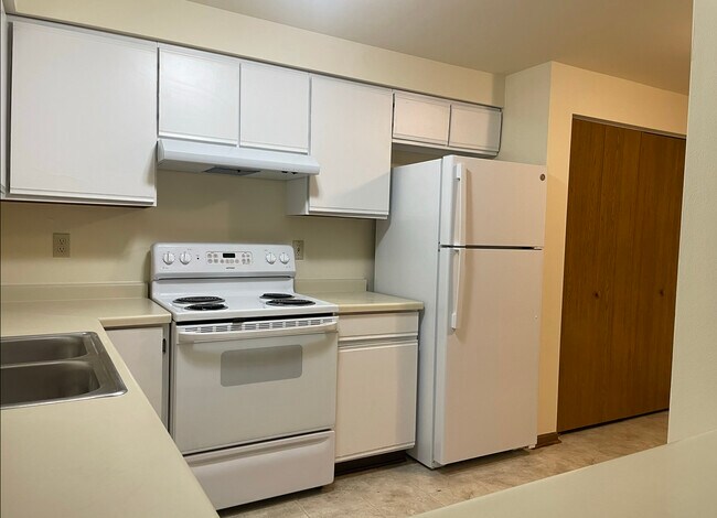 2080 Emery Ct in East Troy, WI - Building Photo - Building Photo