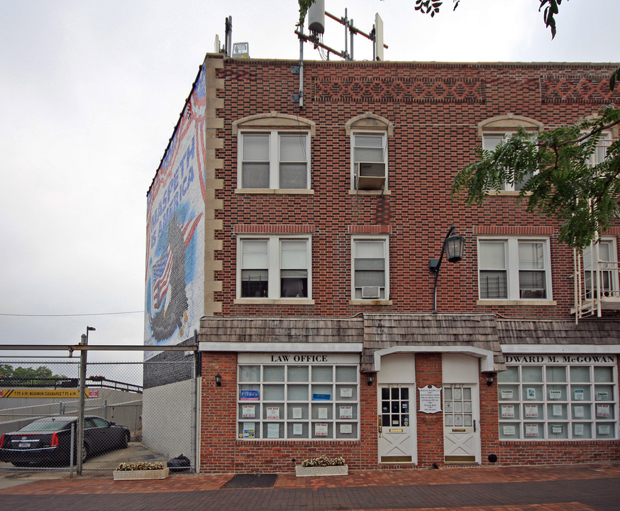 68-15-68-19 Borden Ave in Flushing, NY - Building Photo