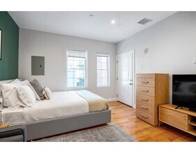 309R Sumner St-Unit -2R in Boston, MA - Building Photo - Building Photo