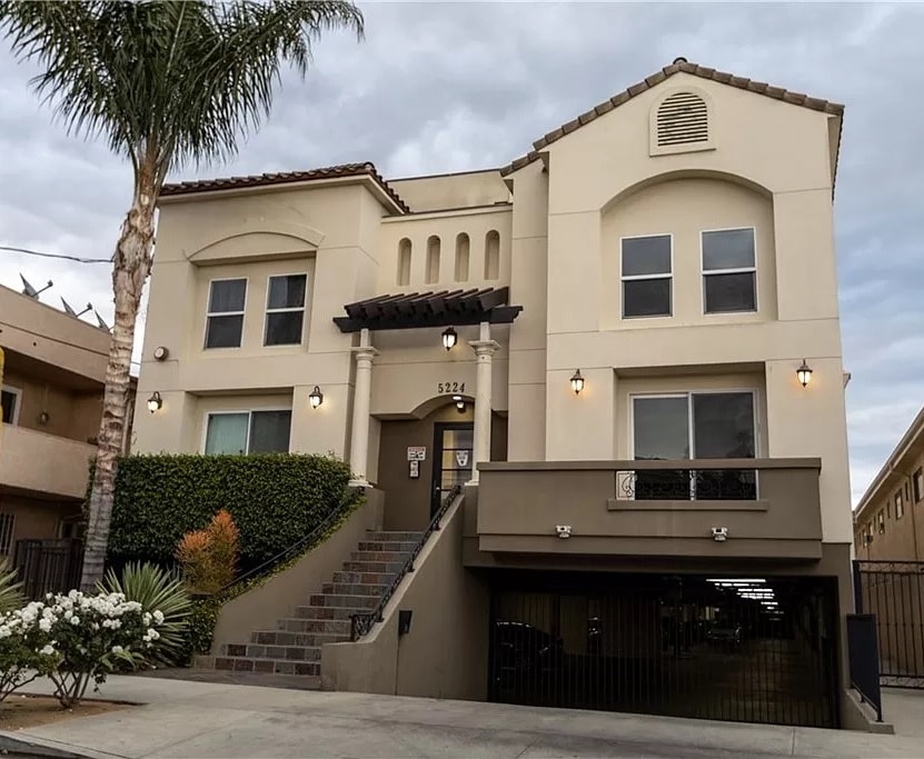 5224 Corteen Pl, Unit 4 in Valley Village, CA - Foto de edificio